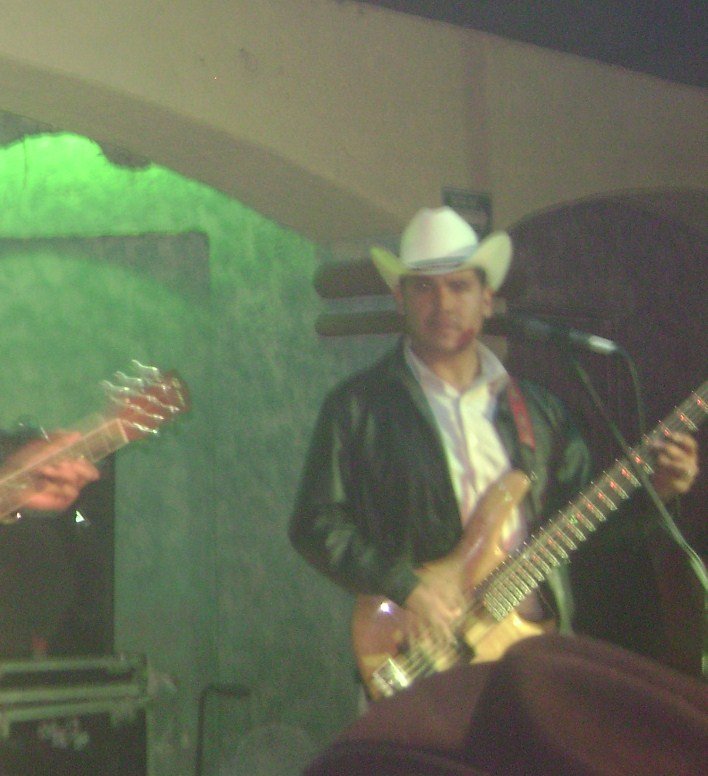 Alberto, Bajo Eléctrico